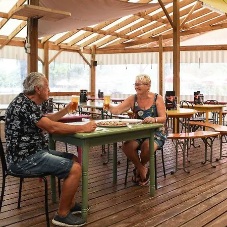 Mobil Avec Terrasse Pour 4 Personnes - Api-1-52-649 * Les Achards (Vendee)