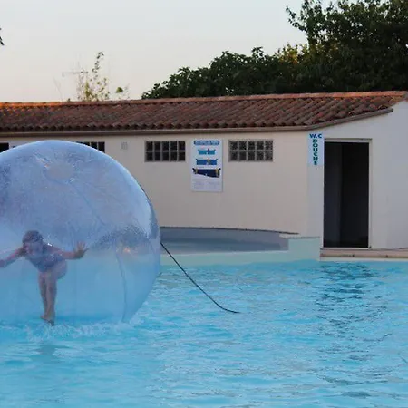 Mobil Avec Terrasse Pour 4 Personnes - Api-1-52-649 * Les Achards (Vendee)